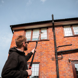 Pole fed water window cleaner