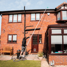 Pole fed water window cleaner