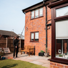 Pole fed water window cleaner