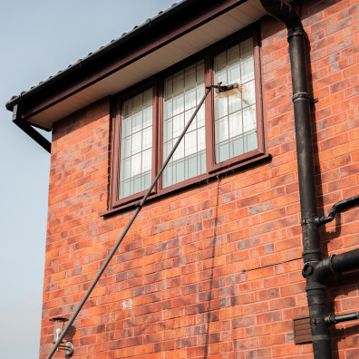 Pole fed water window cleaner